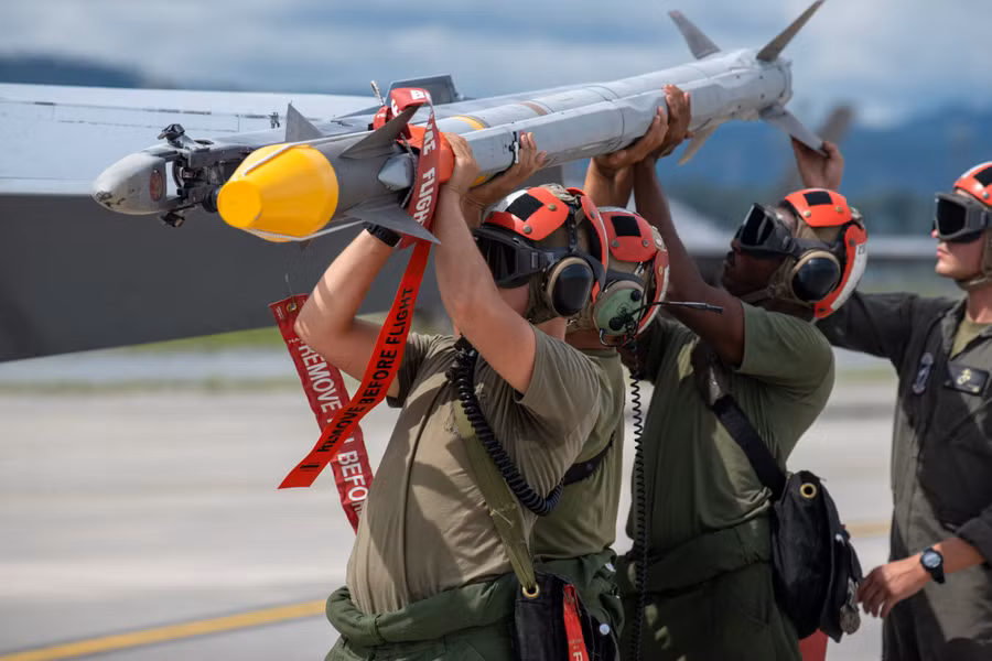Đi kèm tiêm kích F-16 sẽ là những tên lửa tầm xa rất mạnh. Đi kèm tiêm kích F-16 sẽ là những tên lửa tầm xa rất mạnh.
