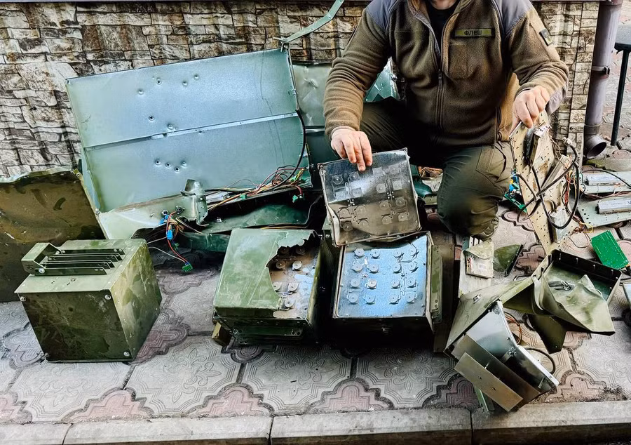 Các module tác chiến điện tử gắn trên xe tăng Nga bị binh sĩ Ukraine tháo ra để khai thác bí mật.