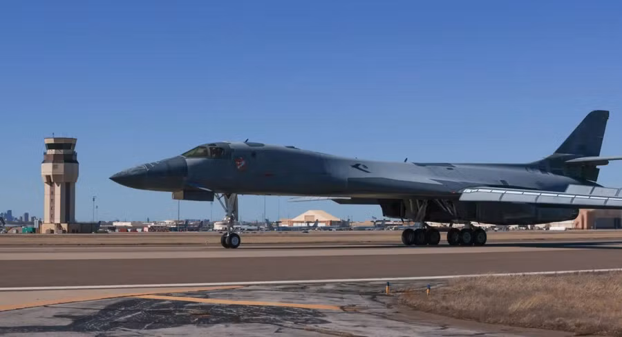 Máy bay ném bom B-1B Lancer số hiệu 85-0081 đang được phục hồi.