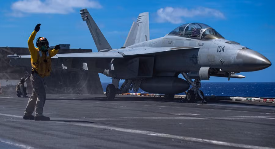 F/A-18 Super Hornet vẫn là tiêm kích hạm chủ lực của Hải quân Mỹ. F/A-18 Super Hornet vẫn là tiêm kích hạm chủ lực của Hải quân Mỹ.