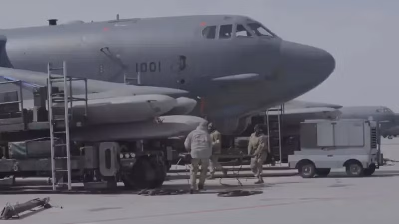 Nạp tên lửa AGM-86 cho Pháo đài bay chiến lược B-52H. Nạp tên lửa AGM-86 cho Pháo đài bay chiến lược B-52H.