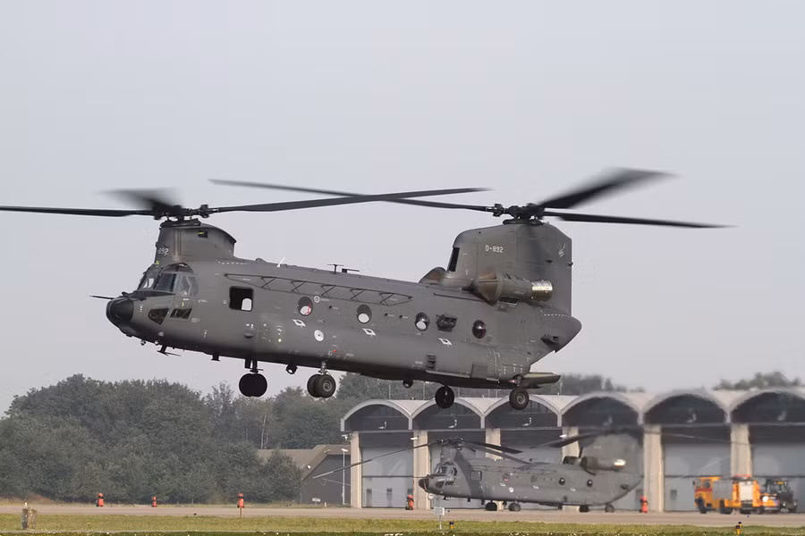 Trực thăng CH-47 Chinook-F của Quân đội Tây Ban Nha được vận tải cơ An-124 đưa tới Iraq. Trực thăng CH-47 Chinook-F của Quân đội Tây Ban Nha được vận tải cơ An-124 đưa tới Iraq.