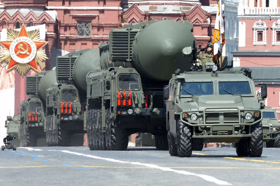 Tên lửa đạn đạo xuyên lục địa RS-24 Yars của Nga trong một cuộc duyệt binh. Tên lửa đạn đạo xuyên lục địa RS-24 Yars của Nga trong một cuộc duyệt binh.
