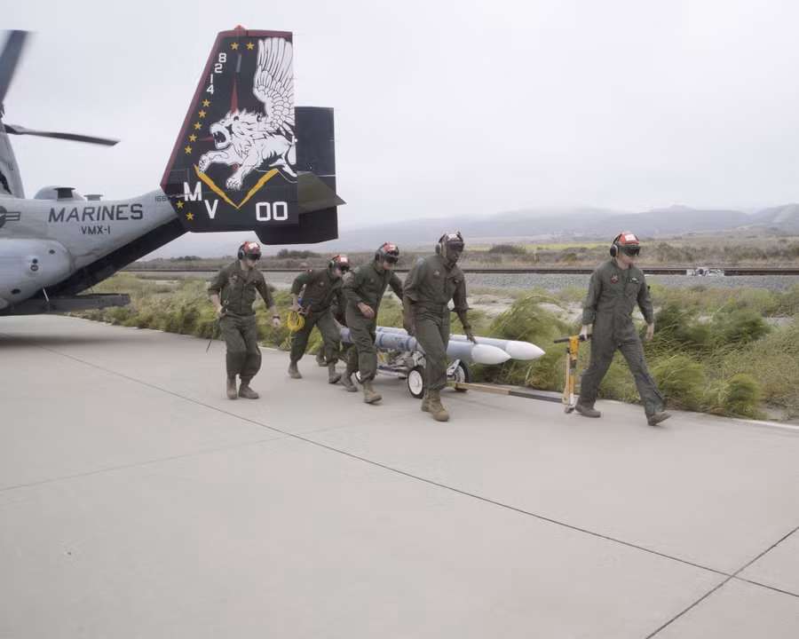 Máy bay cánh quạt lật V-22 Osprey được huy động đảm bảo hậu cần cho F-35B.