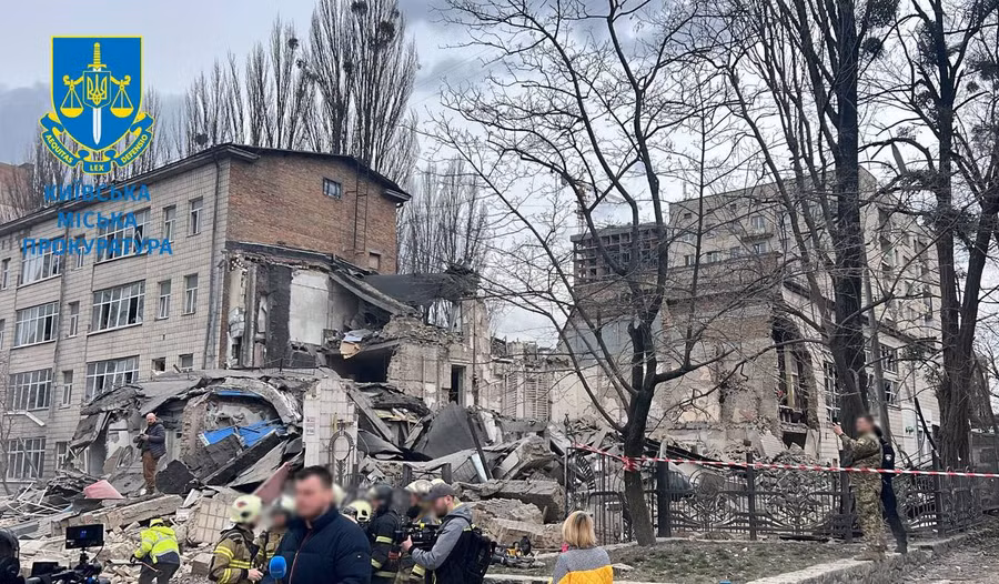 Tòa nhà bị hư hại do mảnh tên lửa Zirkon rơi xuống thủ đô Kyiv.