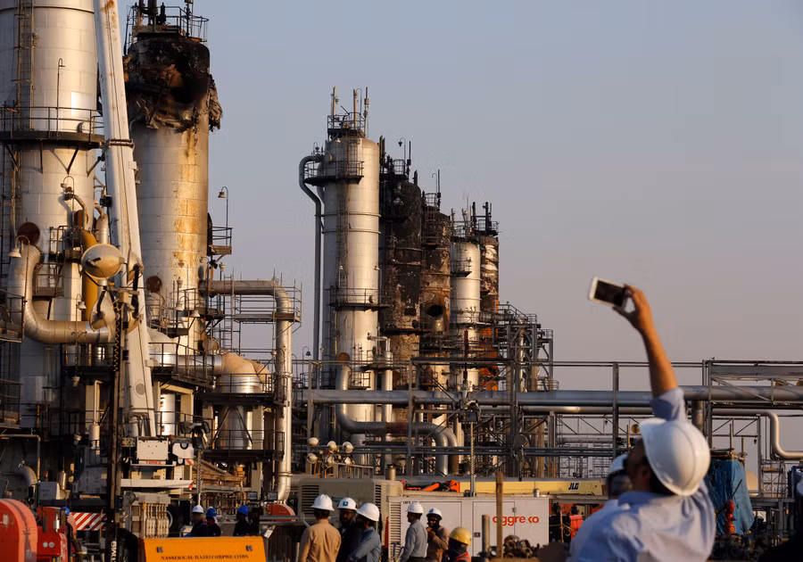 Sự thịnh vượng của Saudi Arabia sẽ từng bước không còn phụ thuộc quá nhiều vào dầu mỏ. Sự thịnh vượng của Saudi Arabia sẽ từng bước không còn phụ thuộc quá nhiều vào dầu mỏ.