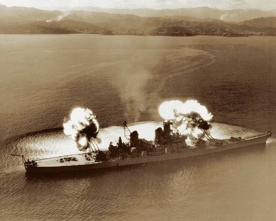 Chiến hạm USS New Jersey bắn vào các mục tiêu của Triều Tiên gần vĩ tuyến 38, tháng 11 năm 1951.