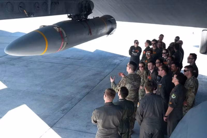 Tên lửa AGM-183A ARRW với sọc vàng biểu thị nó là đạn sẵn sàng chiến đấu.