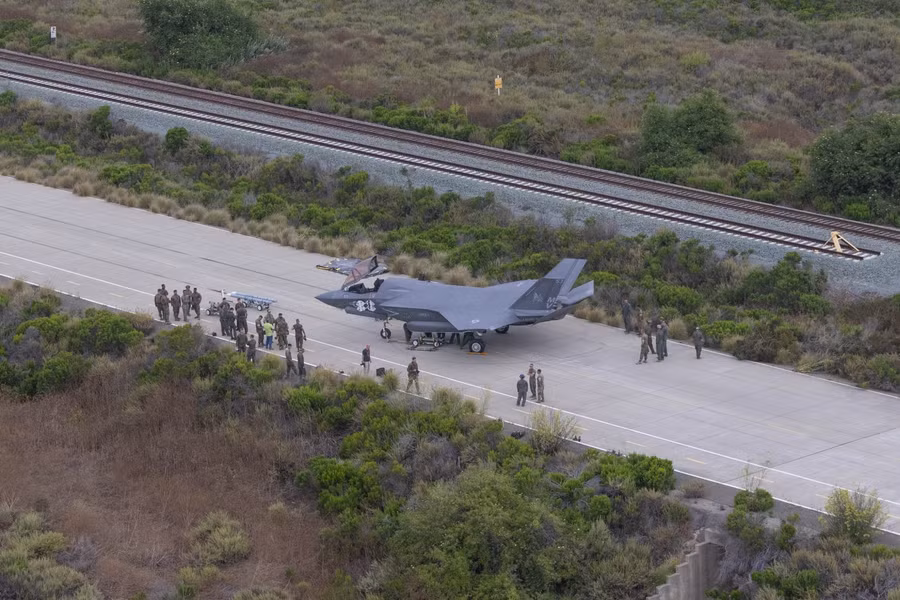 Tiêm kích F-35B được triển khai từ sân bay dã chiến.