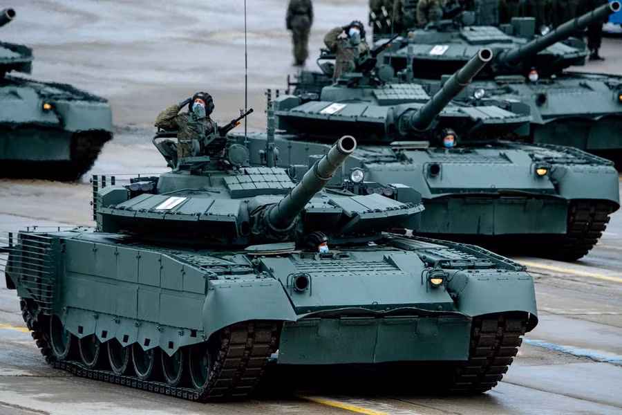 Các xe tăng chiến đấu chủ lực T-80BVM đã chứng minh được năng lực trên chiến trường. Các xe tăng chiến đấu chủ lực T-80BVM đã chứng minh được năng lực trên chiến trường.