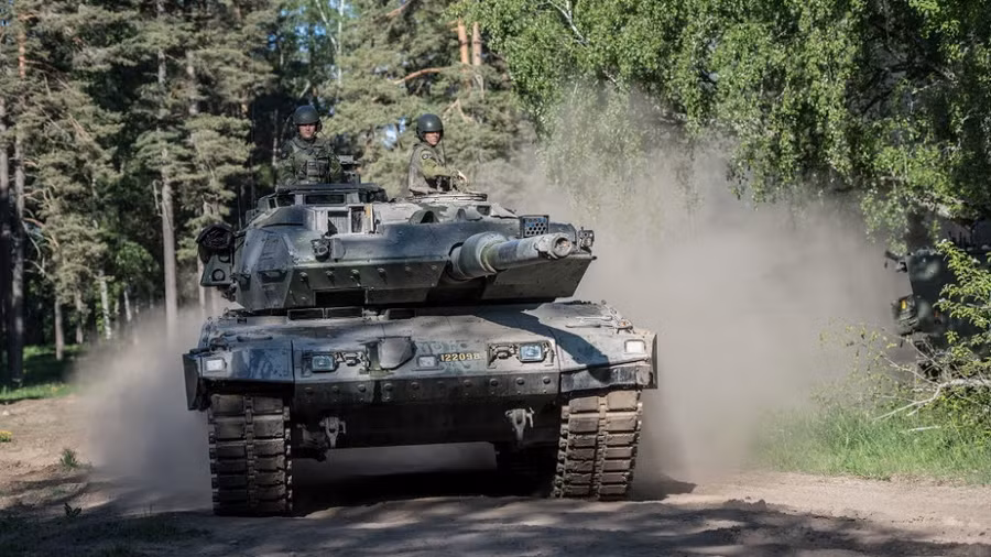 Xe tăng Stridsvagn 122 được Thụy Điển sản xuất dựa trên thiết kế Leopard 2A5 của Đức. Xe tăng Stridsvagn 122 được Thụy Điển sản xuất dựa trên thiết kế Leopard 2A5 của Đức.