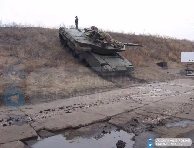 Thử nghiệm tháp pháo Burlak trên khung thân xe tăng T-80. Thử nghiệm tháp pháo Burlak trên khung thân xe tăng T-80.