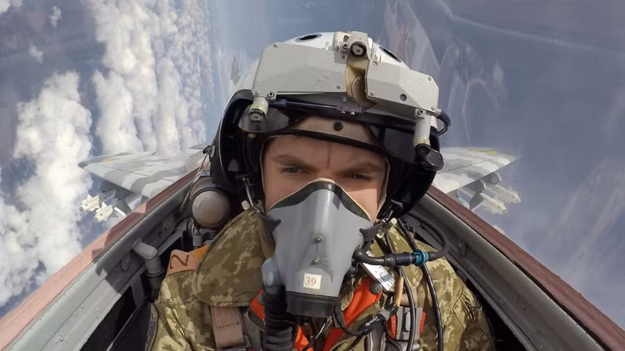 Phi công Ukraine đang huấn luyện trên tiêm kích F-16. Phi công Ukraine đang huấn luyện trên tiêm kích F-16.
