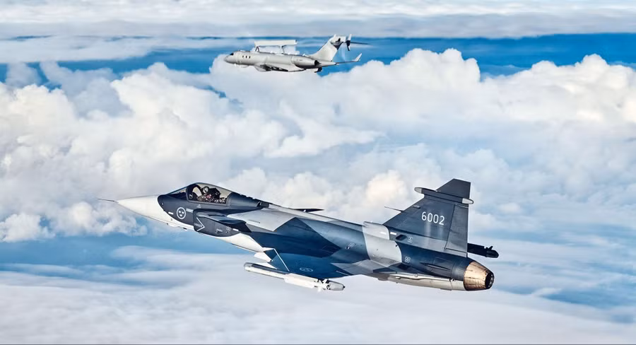 Tiêm kích JAS 39 Gripen hoạt động cùng máy bay AWACS GlobalEye.