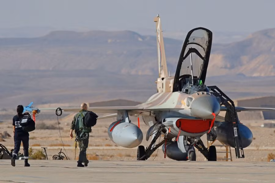 Không quân Israel mở màn chiến dịch tấn công Rafah bằng những đợt ném bom dữ dội. Không quân Israel mở màn chiến dịch tấn công Rafah bằng những đợt ném bom dữ dội.