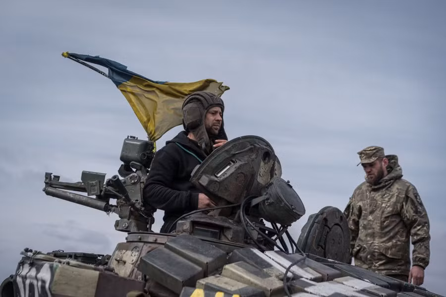 Binh sĩ Ukraine đang phải căng mình chống lại những cuộc tấn công của Nga.
