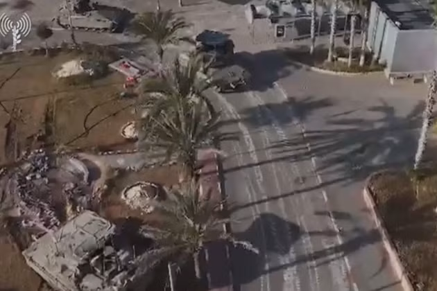 Xe tăng Israel đã tràn vào thành phố Rafah. Xe tăng Israel đã tràn vào thành phố Rafah.