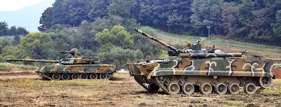 Xe tăng T-80U và xe chiến đấu bộ binh BMP-3 của Hàn Quốc trong một cuộc tập trận. Xe tăng T-80U và xe chiến đấu bộ binh BMP-3 của Hàn Quốc trong một cuộc tập trận.