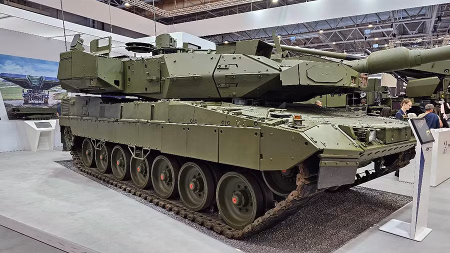 105 xe tăng Leopard 2A8 tới sát lãnh thổ Nga
