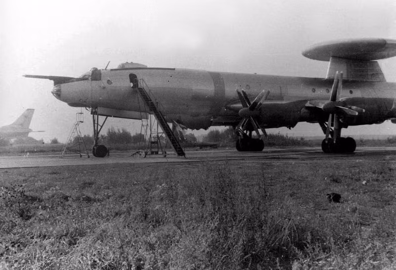 Máy bay chỉ huy - cảnh báo sớm trên không Tu-126 của Liên Xô.
