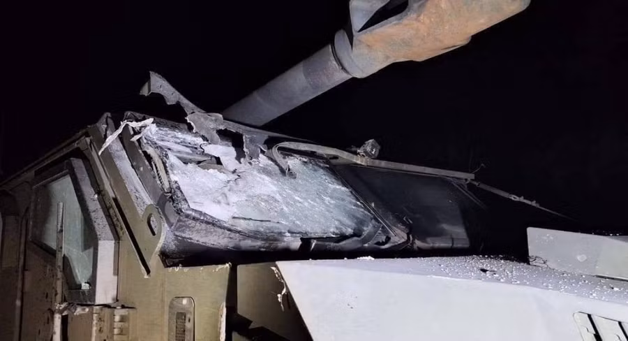 Pháo tự hành Bogdana bị hư hỏng sau cuộc tấn công của UAV cảm tử Lancet nhưng vẫn bảo vệ được kíp điều khiển.
