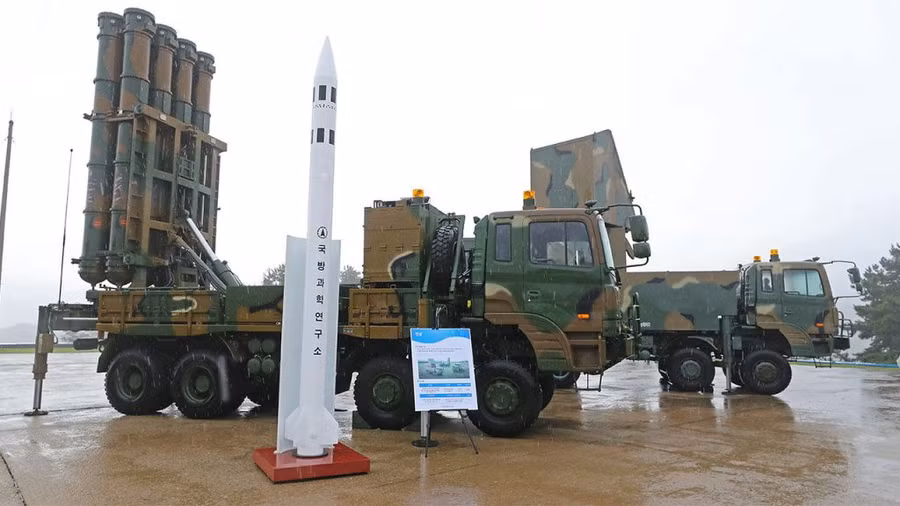 Tên lửa Cheolmae-2 cùng với xe mang phóng tự hành và radar thuộc tổ hợp. Tên lửa Cheolmae-2 cùng với xe mang phóng tự hành và radar thuộc tổ hợp.