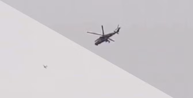 Trực thăng tấn công Mi-24 của Nga đuổi theo máy bay không người lái Ukraine trên bầu trời vùng Leningrad. Trực thăng tấn công Mi-24 của Nga đuổi theo máy bay không người lái Ukraine trên bầu trời vùng Leningrad.