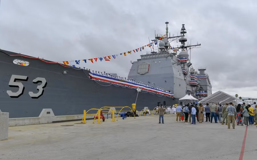 Tuần dương hạm USS Mobile Bay (CG-53) lớp Ticonderoga vừa được Hải quân Mỹ cho "nghỉ hưu". Tuần dương hạm USS Mobile Bay (CG-53) lớp Ticonderoga vừa được Hải quân Mỹ cho "nghỉ hưu".