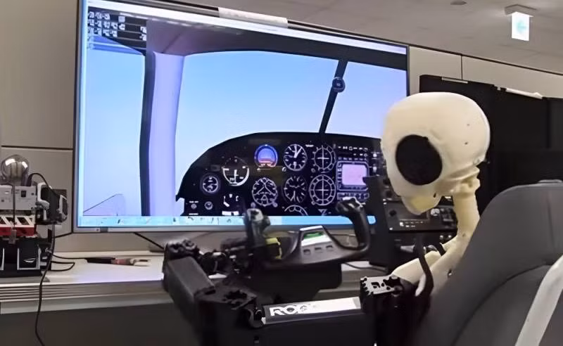 Minh họa robot phi công Pibot do Hàn Quốc nghiên cứu phát triển.