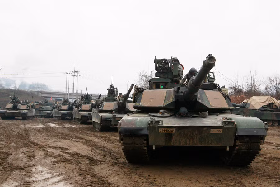 Lực lượng vũ trang Ukraine bước đầu sẽ tiếp nhận 1 tiểu đoàn xe tăng M1 Abrams của Mỹ. Lực lượng vũ trang Ukraine bước đầu sẽ tiếp nhận 1 tiểu đoàn xe tăng M1 Abrams của Mỹ.