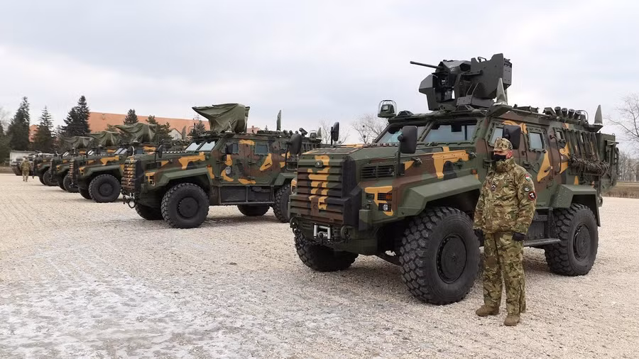 Xe thiết giáp LAVR của Ukraine cho thấy nó là một phương tiện chiến đấu tin cậy. Xe thiết giáp LAVR của Ukraine cho thấy nó là một phương tiện chiến đấu tin cậy.