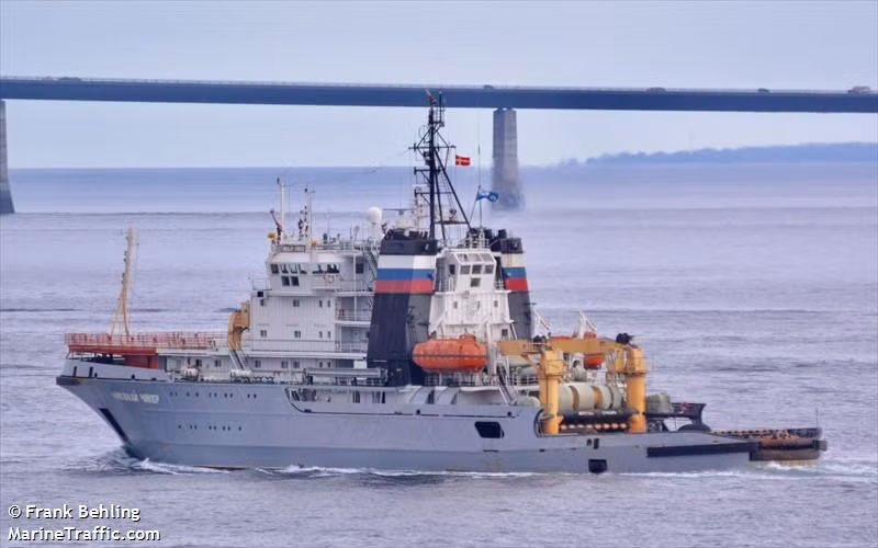 Hoạt động của tàu kéo Nikolay Chiker mang cờ Nga gần các mỏ dầu và khí đốt khiến giới chức Anh lo lắng. Hoạt động của tàu kéo Nikolay Chiker mang cờ Nga gần các mỏ dầu và khí đốt khiến giới chức Anh lo lắng.