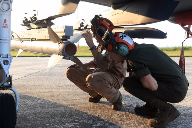 Tên lửa không đối không AIM-120 AMRAAM của Mỹ sẽ mang lại sức mạnh mới cho Không quân Ukraine.