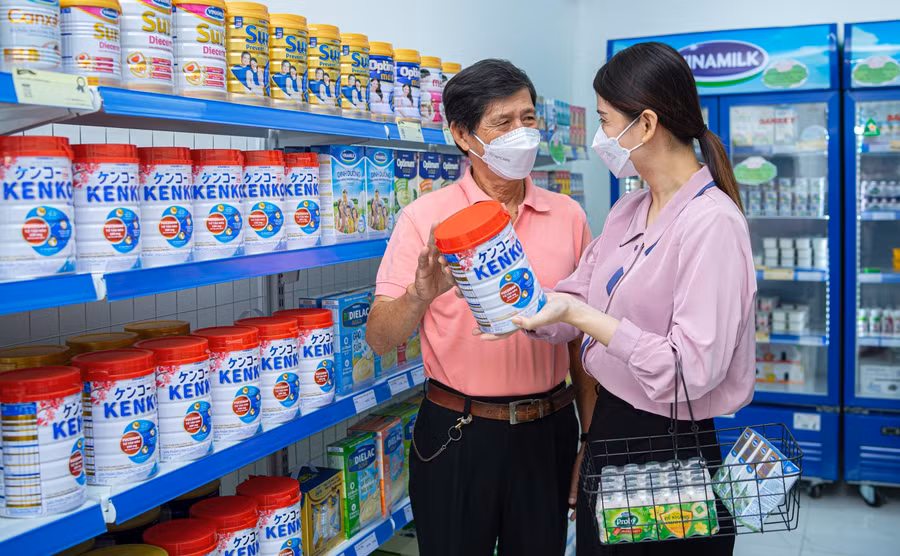 Bác Sơn và chị Ngân tìm hiểu sản phẩm sữa bột Kenko Haru tại cửa hàng Giấc Mơ Sữa Việt