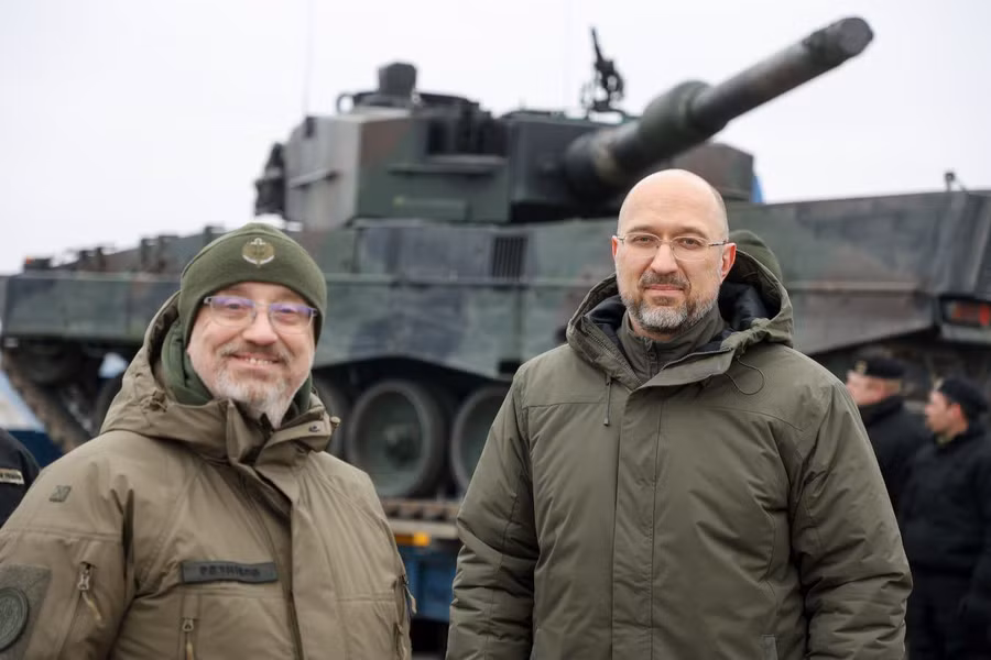 Bộ trưởng Quốc phòng Ukraine và Thủ tướng Ba Lan bên cạnh chiếc xe tăng Leopard 2A4 vừa được bàn giao. Bộ trưởng Quốc phòng Ukraine và Thủ tướng Ba Lan bên cạnh chiếc xe tăng Leopard 2A4 vừa được bàn giao.