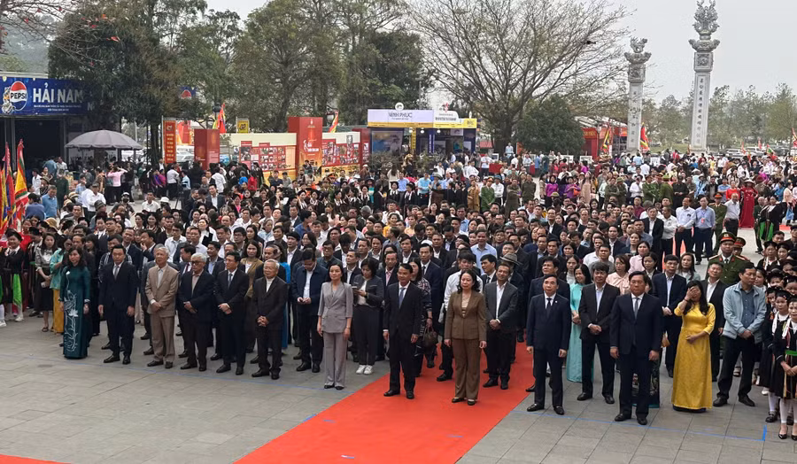 Phó Chủ tịch nước Võ Thị Ánh Xuân cùng đoàn đại biểu dự lễ dâng hương Quốc Mẫu Tây Thiên.
