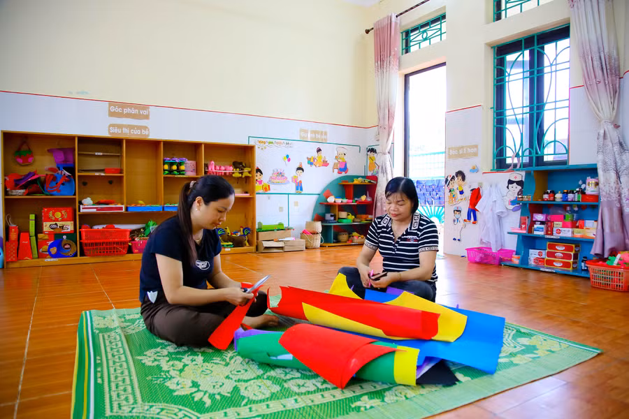 giao-vien-truong-mam-non-muong-thang-chuan-bi-co-so-vat-chat-do-dung-va-trang-thiet-bi-san-sang-don-tre-buoc-vao-nam-hoc-moi.jpg