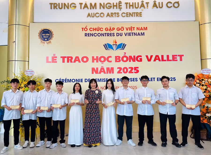  học sinh Trường THPT Chuyên Hùng Vương được trao học bổng Vallet năm 2025.