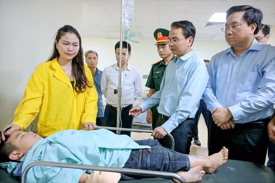 Lãnh đạo tỉnh Vĩnh Phúc thăm hỏi, động viên hành khách bị thương.