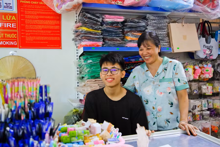 Nguyễn Hà Bình cùng mẹ vui vẻ sau kết quả thi.