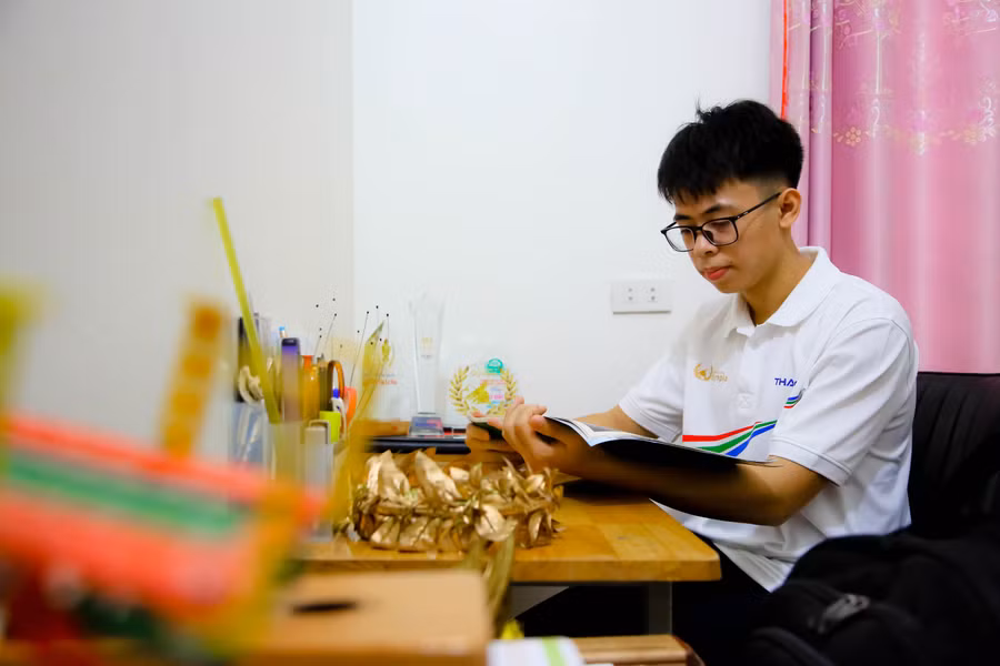 nguyen-ha-binh-la-hoc-sinh-co-tinh-than-tu-hoc-cao-luon-chu-dong-tim-toi-mo-rong-kien-thuc-ngoai-bai-hoc-tren-lop.jpg