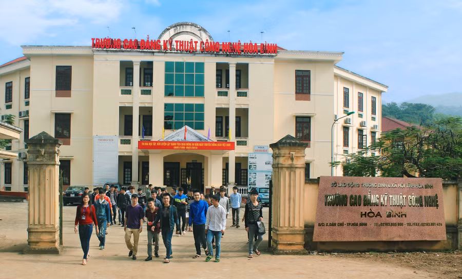 Trường CĐ Kỹ thuật - Công nghệ Hòa Bình.