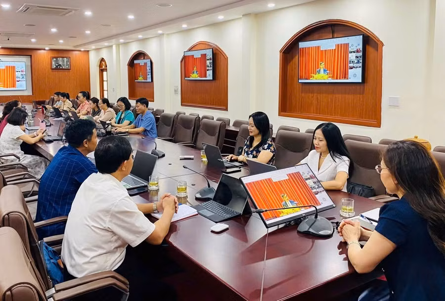 Cán bộ, giảng viên Trường Chính trị tỉnh Phú Thọ tập huấn, trao đổi về mô hình lớp học thông minh.