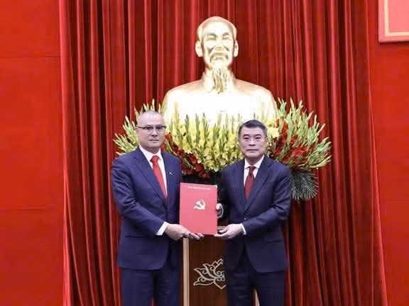 Trưởng Ban Tổ chức Trung ương Lê Minh Hưng (bìa phải) trao quyết định cho ông Phạm Đại Dương.