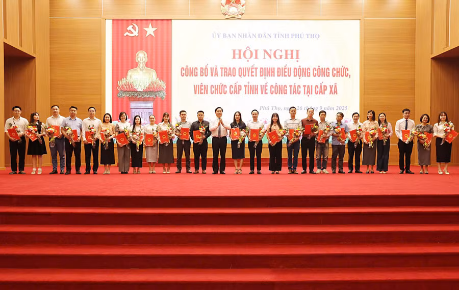 Ông Trần Duy Đông, Chủ tịch UBND tỉnh Phú Thọ trao quyết định điều động cho công chức, viên chức.