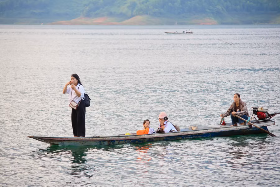 Đường tới lớp hiện nay của nhiều học sinh thôn Ngòi Hoa, xã Mường Hoa.