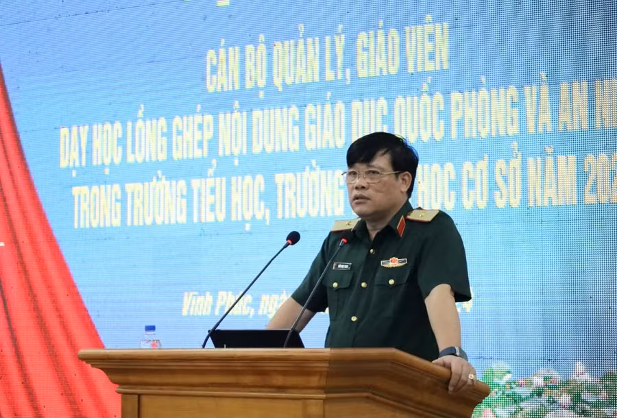 Thiếu tướng Trần Ngọc Thanh - Vụ trưởng Vụ Giáo dục quốc phòng và an ninh, Bộ GD&ĐT phát biểu tại buổi tập huấn.