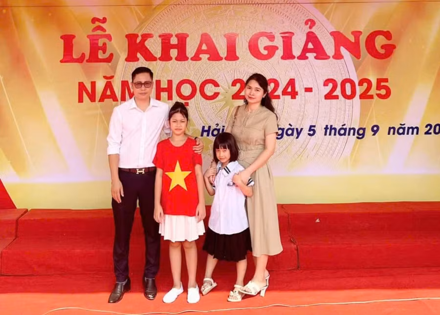 Hai chị em Nguyễn Bảo Hà và Nguyễn Bảo Vy cùng bố mẹ trong dịp khai giảng năm học mới.