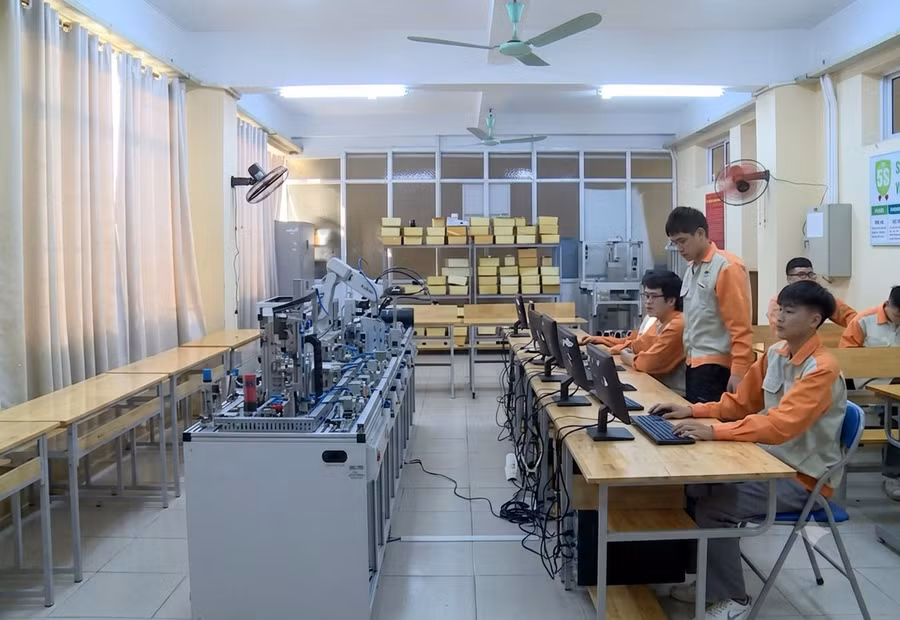 Sinh viên Trường CĐ nghề Việt - Xô số 1 trong phòng thực hành.