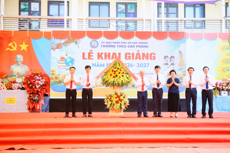 Chủ tịch HĐND tỉnh Phú Thọ Bùi Đức Hinh và đại diện lãnh đạo các Ban, Sở, ngành tặng hoa chúc mừng nhà trường nhân dịp khai giảng năm học mới.